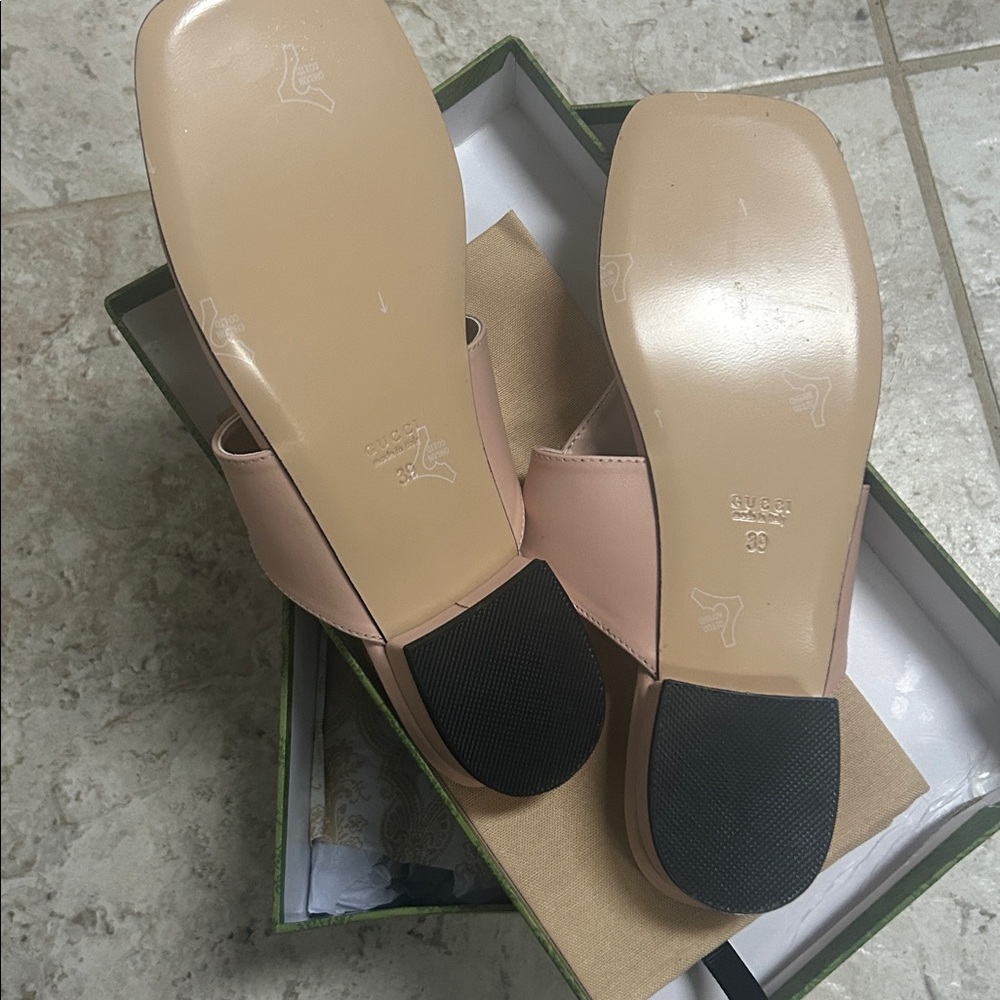 NWT Gucci Women's Blush Sandals with Gold Logo- size 39. - Picture 4 of 5